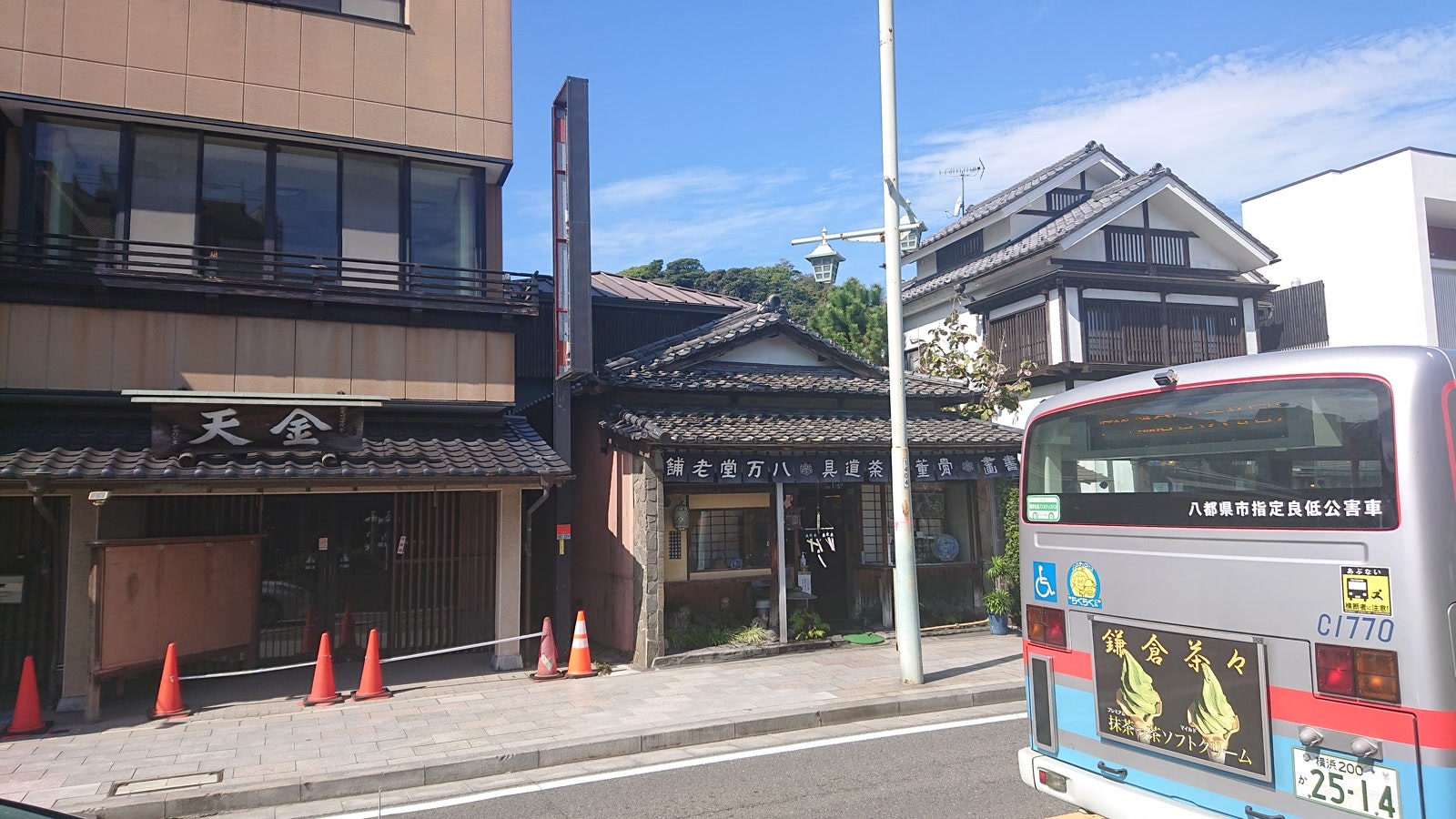 参道にある古い建物の画像です