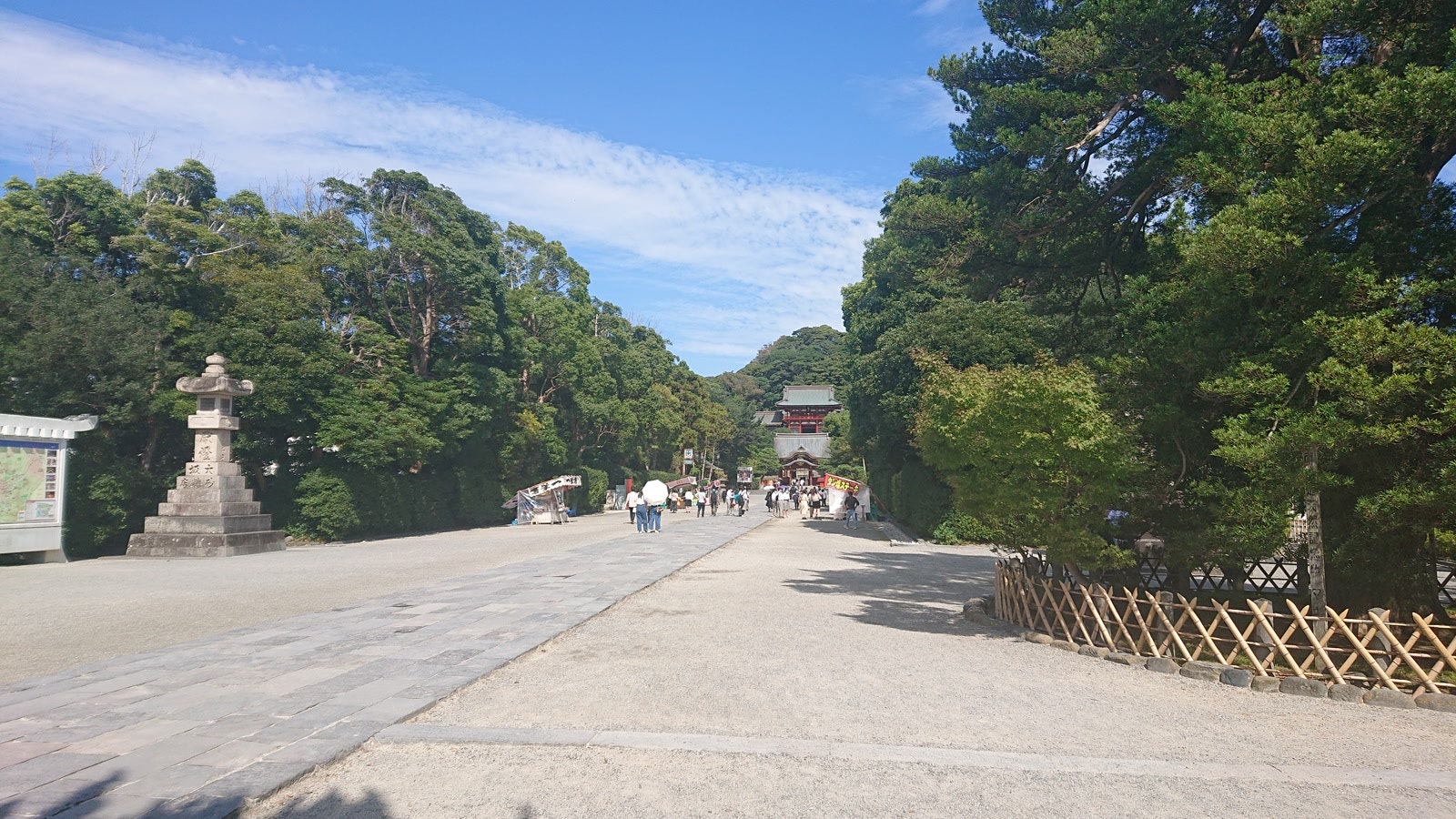 鶴岡八幡宮が遠くに見えています