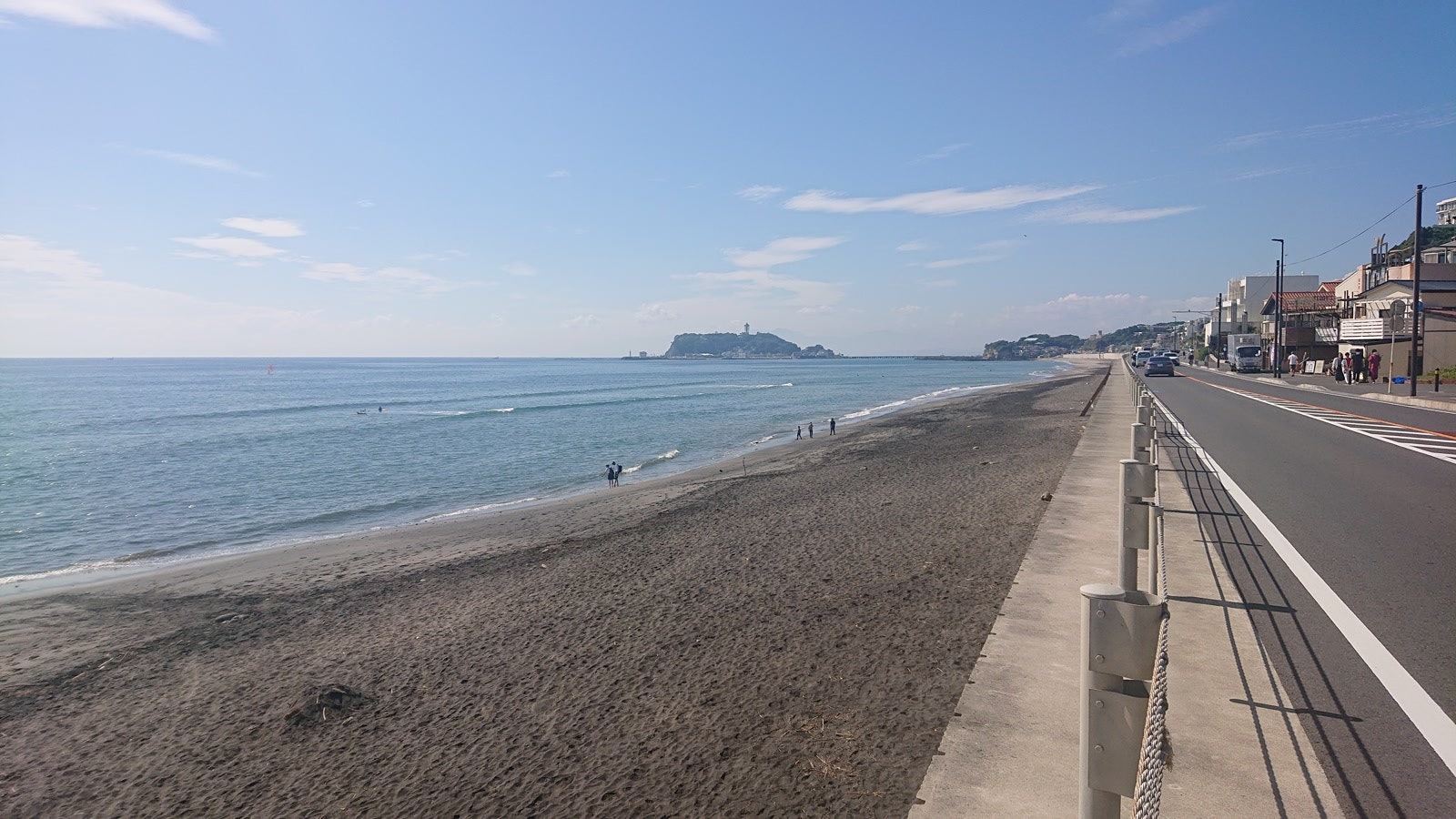 帰り道に見えた江ノ島と砂浜の画像です