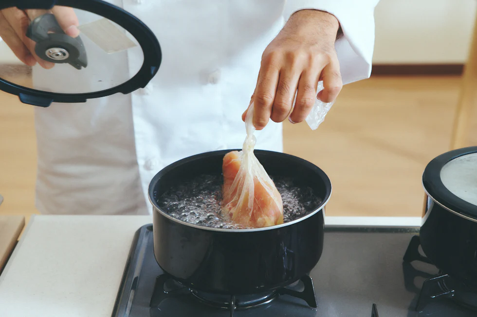 肉の表面は沸騰の影響を受けて100℃近い温度になり、かたくなりやすい状態に。しかし、塩と酒による保水力のおかげでパサつきを抑えることができる
