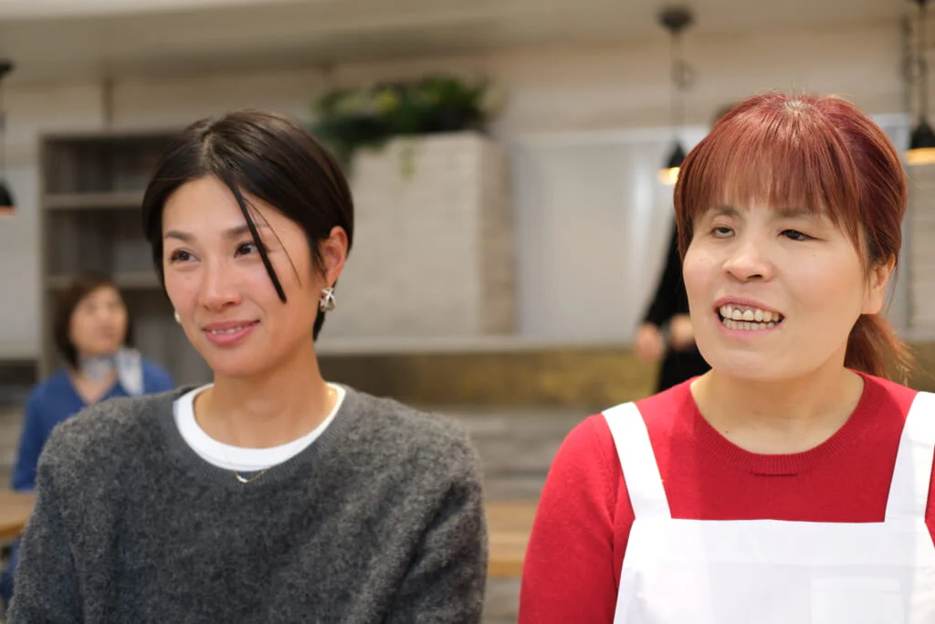 「サウンドフルレシピ」の立ち上げに携わった、味の素社 マーケティングデザインセンター コミュニケーションデザイン部 クリエイティブグループ 赤坂由美子さん(写真左)。
