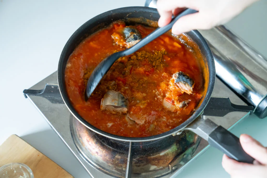 「サバ缶とトマトの韓国風コチュジャンカレー」をつくってみよう!