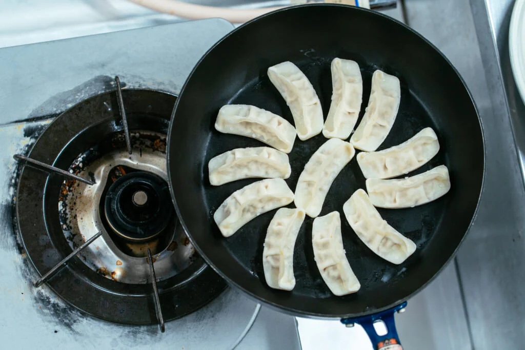 ガスとIHでそれぞれ実践！「ギョーザ」をきれいに焼くコツ