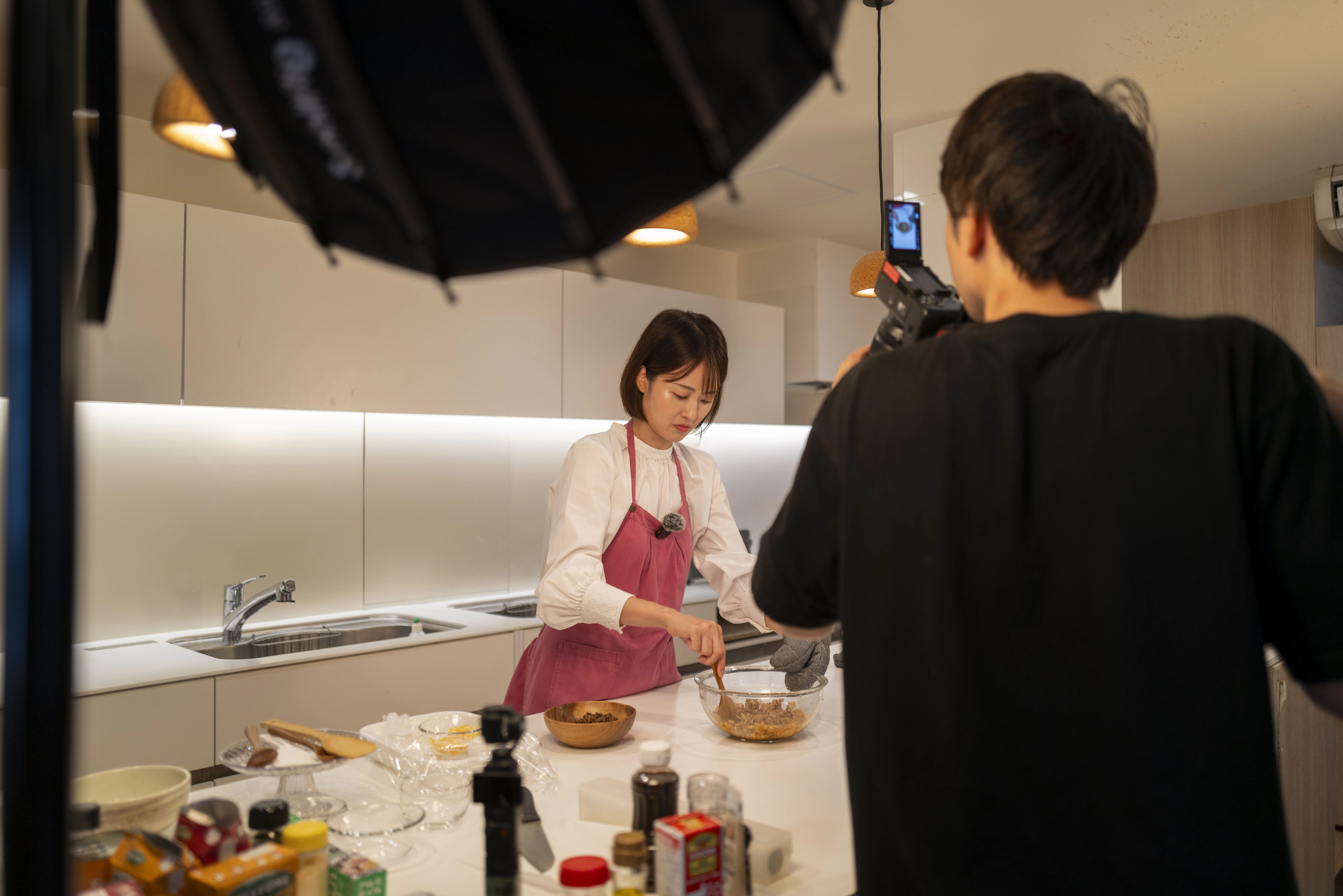 キッチンスタジオでのレシピ動画収録の様子