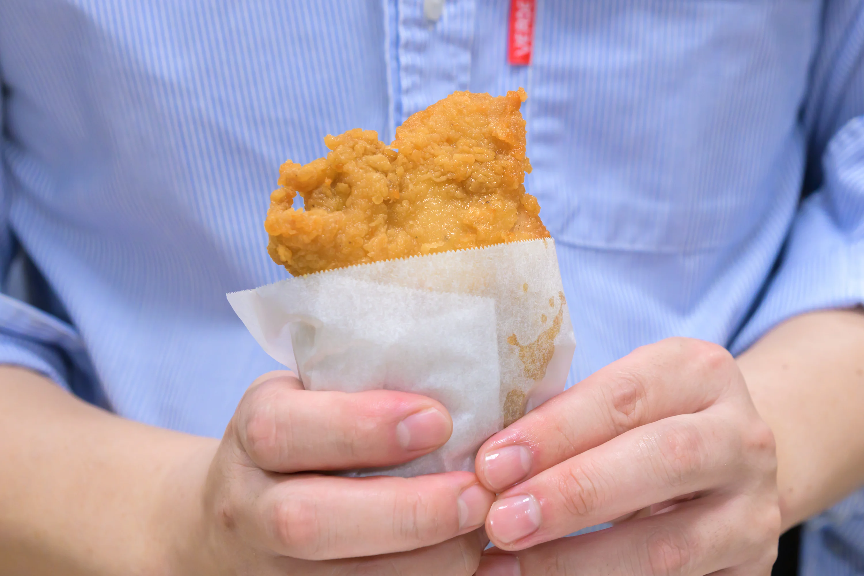 木場さんがフライドチキンを持つ様子