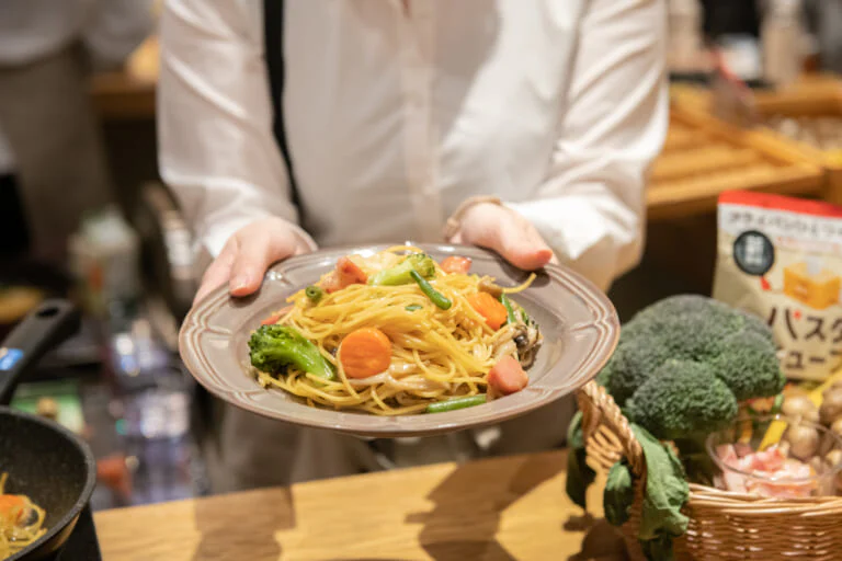 フライパン一つで具だくさんパスタ——「パスタキューブ™」うま辛ペペロンチーノ 4個入