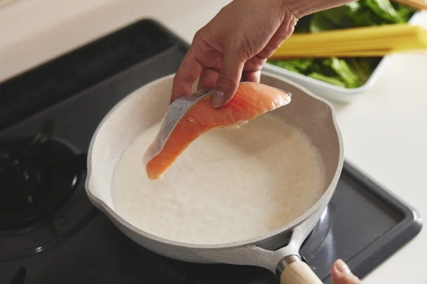 フライパン１つで！鮭だしミルクパスタのつくり方_2_1