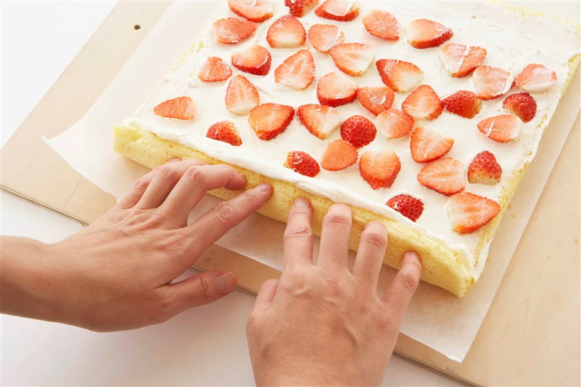 いちごのヨーグルトロールケーキのつくり方_12_1