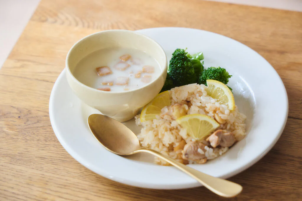 2品目は、スープ、ごはん、副菜をワンプレートで楽しむ献立