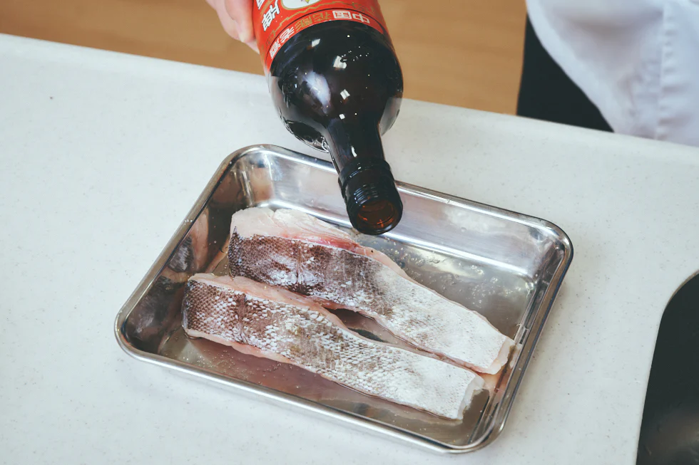 水気をとったら、塩・こしょうを軽くふり、酒をなじませ下味をつけます