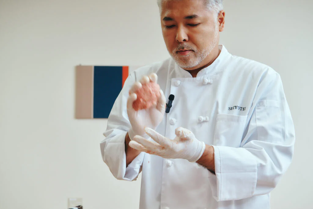空気抜きの方法として、川﨑さんのように両手を使って、交互にたねを受け渡しながら行う方法が一般的ですが、実はこれにはコツがあり、意外とテクニックがいるそう。