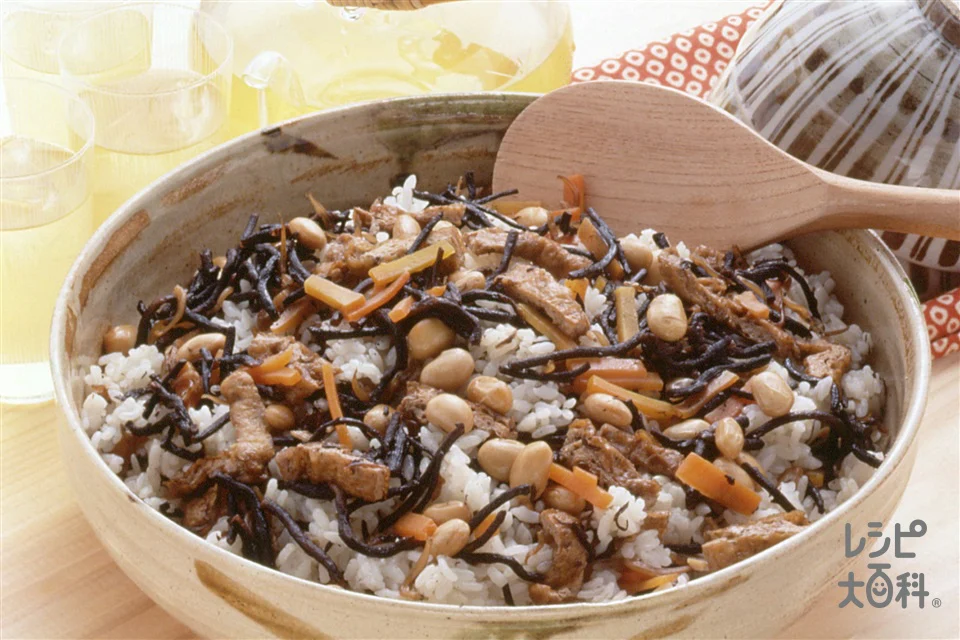 油揚げと大豆のひじきご飯