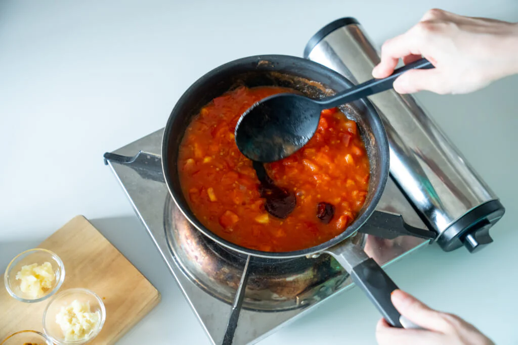 「サバ缶とトマトの韓国風コチュジャンカレー」をつくってみよう！