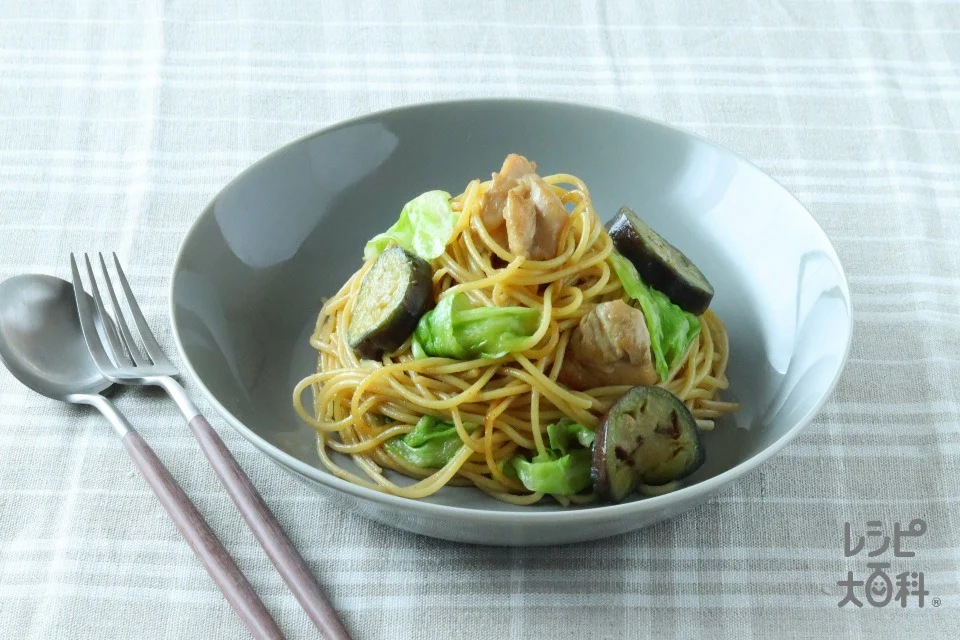鶏肉となすとレタスの和風パスタ
