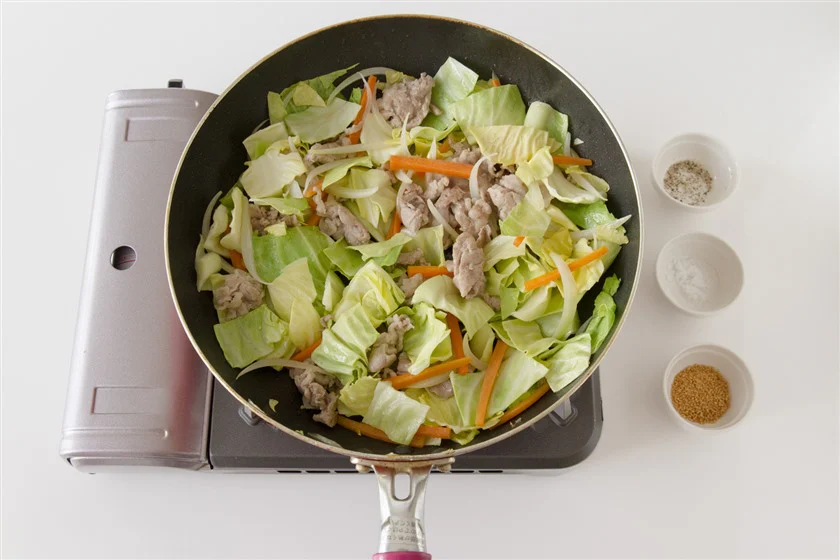 豚肉とキャベツの簡単コンソメ炒めのつくり方_2_2