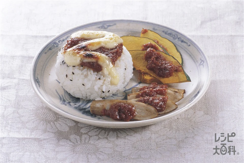 マヨみそ焼きおむすび 焼き野菜添え