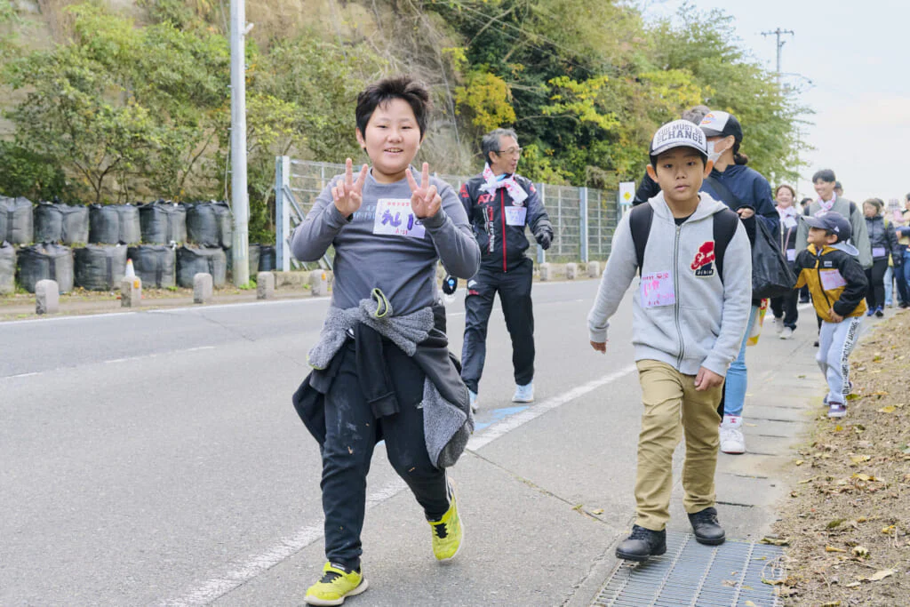 みんなで列になって歩く道のりは、ちょっとした遠足みたい