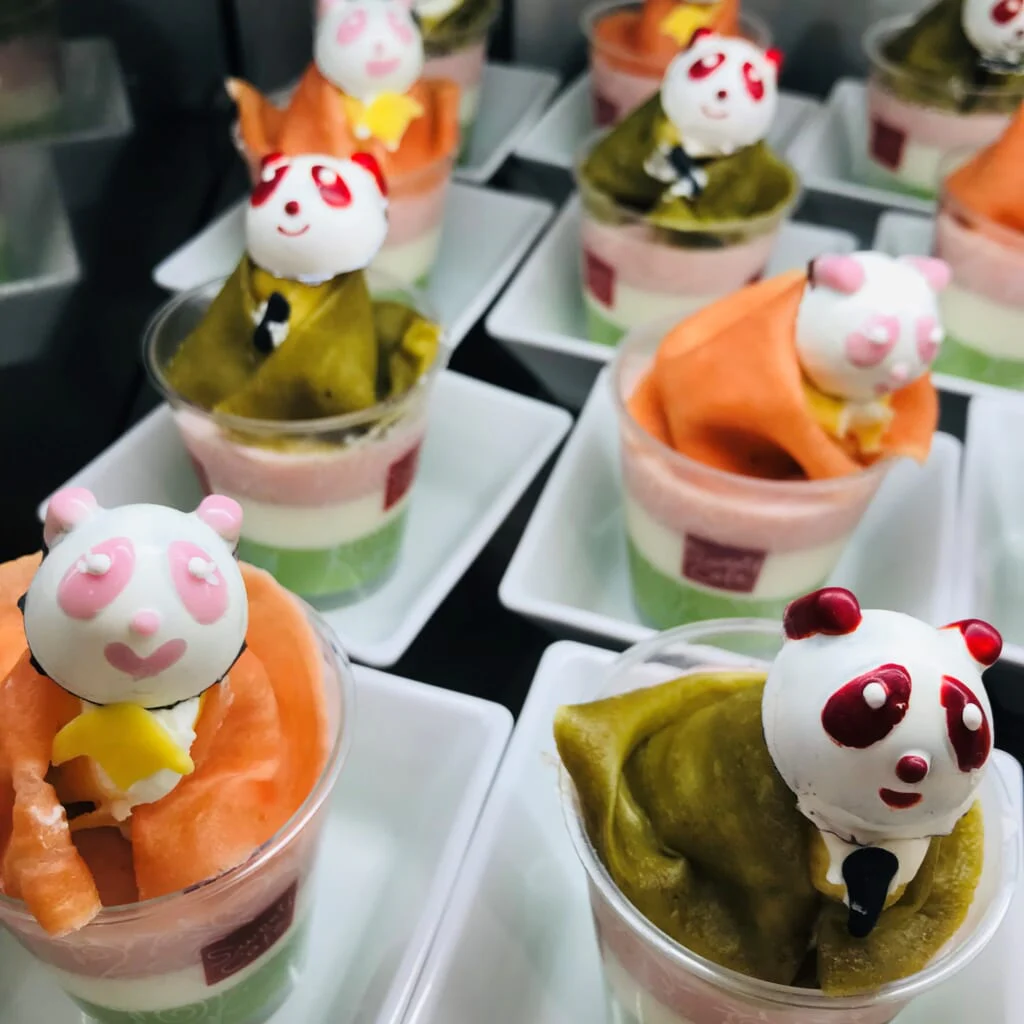 2023年のひな祭りに提供されたデザート。「アジパンダ」のチョコレートがのっています！