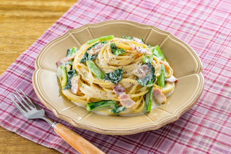ベーコンと小松菜のワンパン和風クリームパスタ