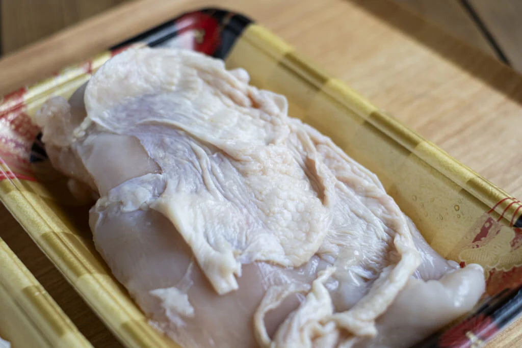 新鮮だと、鶏肉の皮は毛穴が盛り上がり、細かいヒダが寄っていて、黄色い