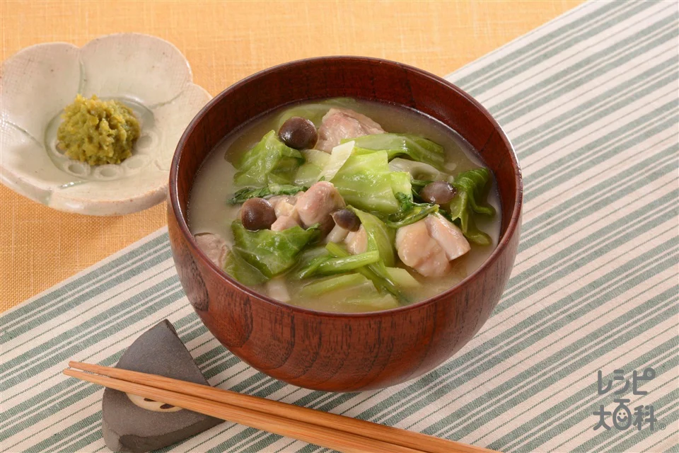 キャベツと鶏肉のみそ汁