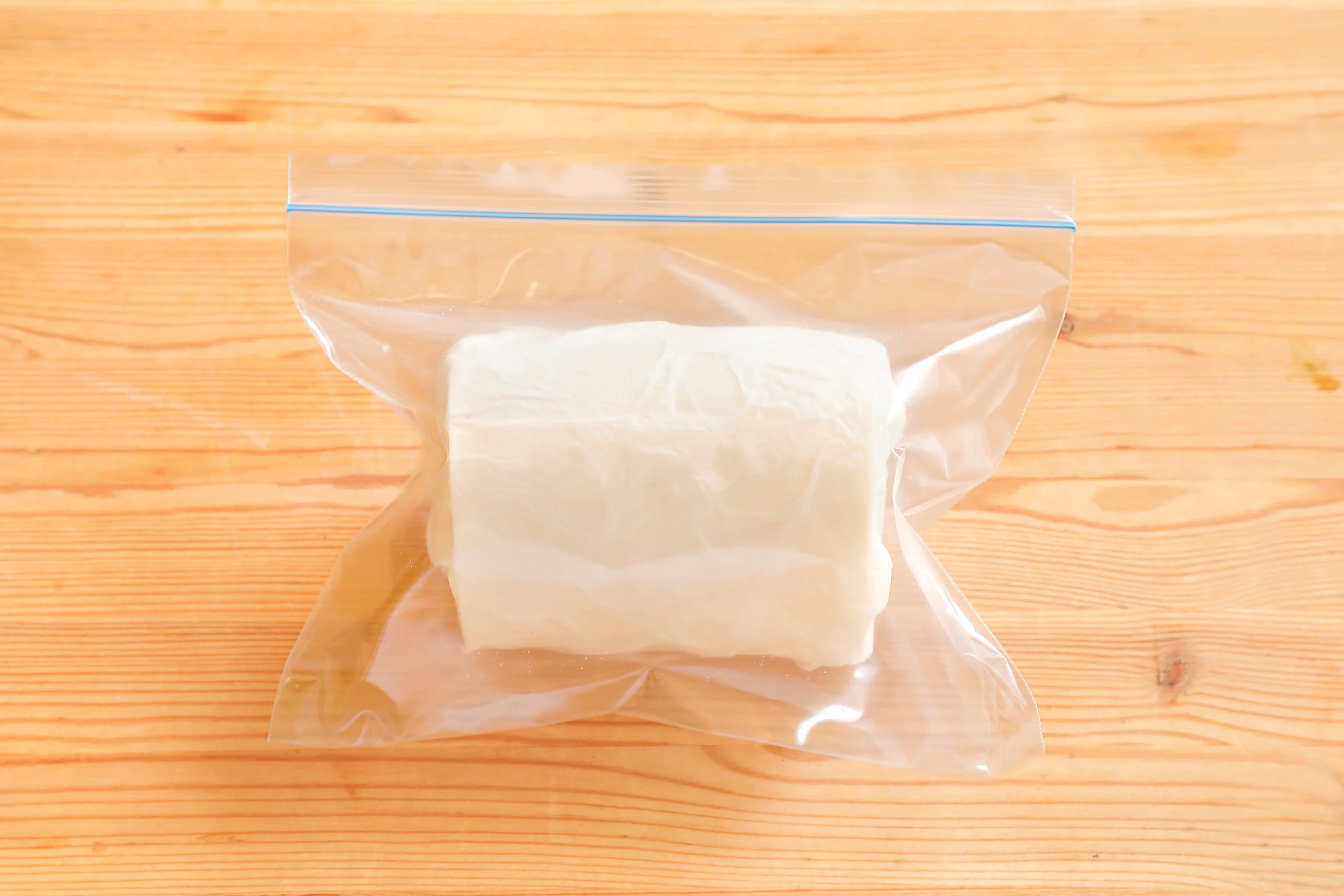 キッチンペーパーで包んでポリ袋に入れた様子