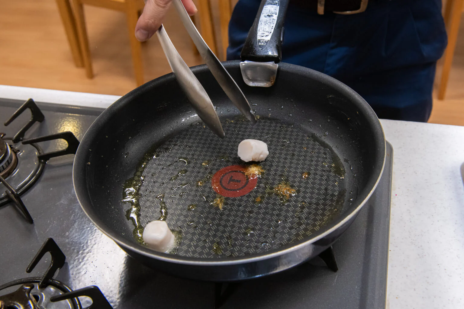 牛脂を入れて、強めの中火にします