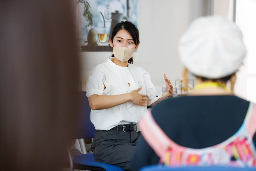 まずは身体に意識を向ける。そのために呼吸から始める