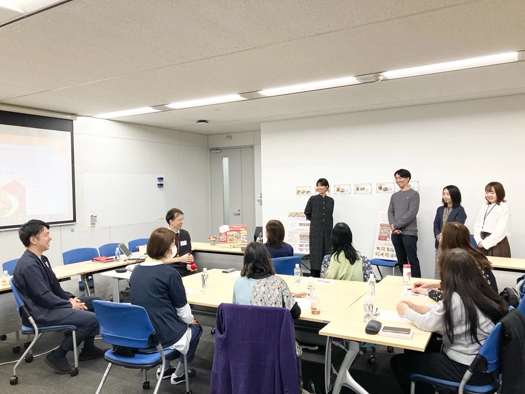 アレンジのアイデア考案者と社員との座談会風景