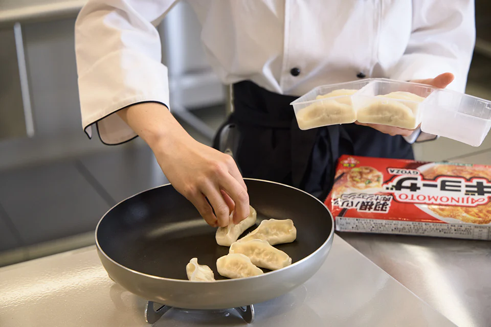 火をつける前のフライパンに「ギョーザ」を丸く並べているところ