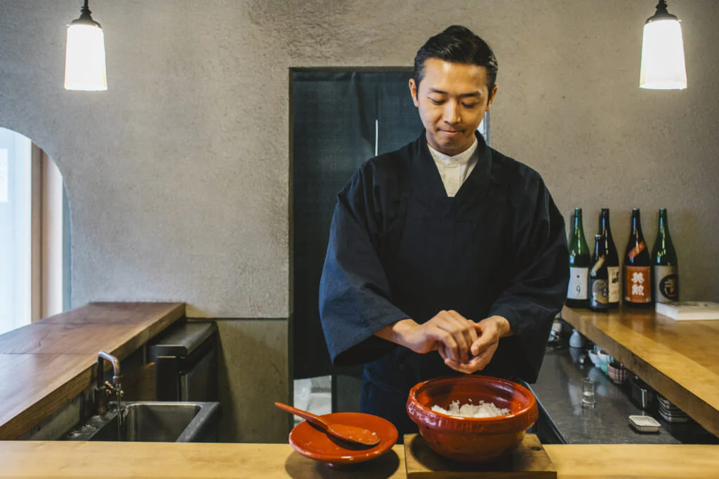 「母は、幼い僕にいろんな料理や作業をさせてくれましたが、包丁を持たせるのは病院が開いている時間だけと決めていたそうです」