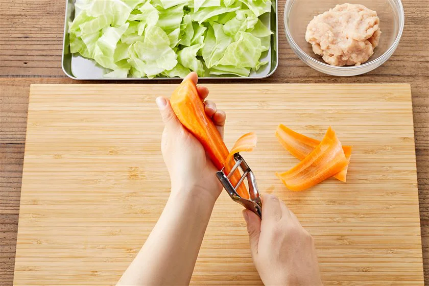 鶏団子とひらひら人参のスープ野菜のつくり方_1_1