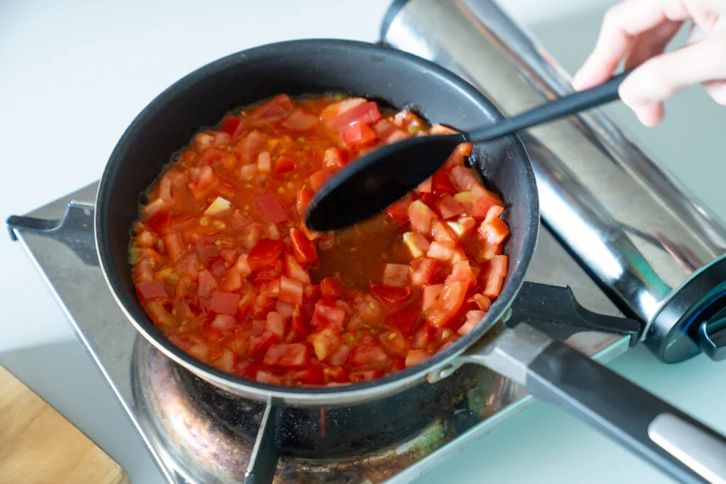 「サバ缶とトマトの韓国風コチュジャンカレー」をつくってみよう!
