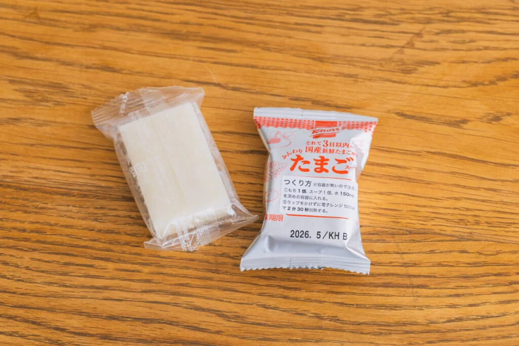 「すうぷもっちー®」にはフリーズドライスープと餅が8個ずつ入っている