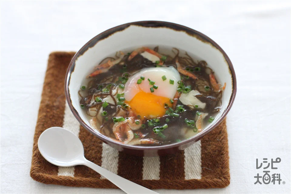 もずくと温玉の中華風スープかけごはん