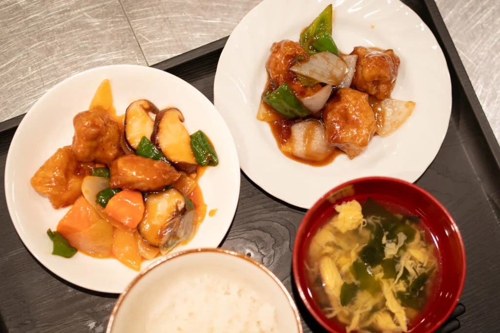 (写真左奥)「Cook Do®」<酢豚用>(右奥)「Cook Do®」<黒酢酢豚用>