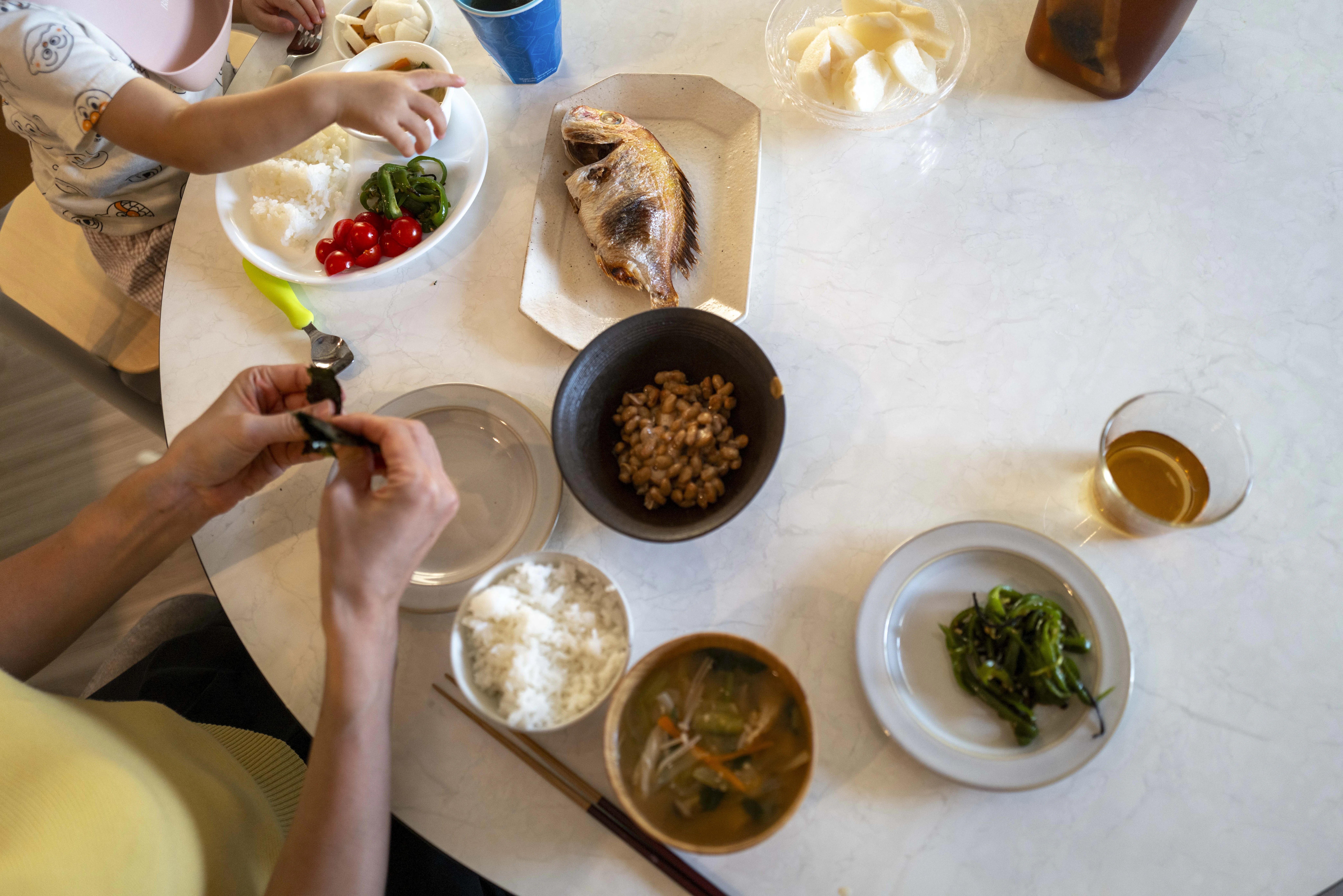 テーブルに食事が並んでいる様子
