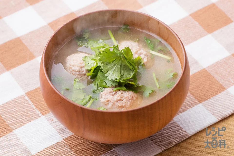 パクチーと豚肉団子のみそ汁