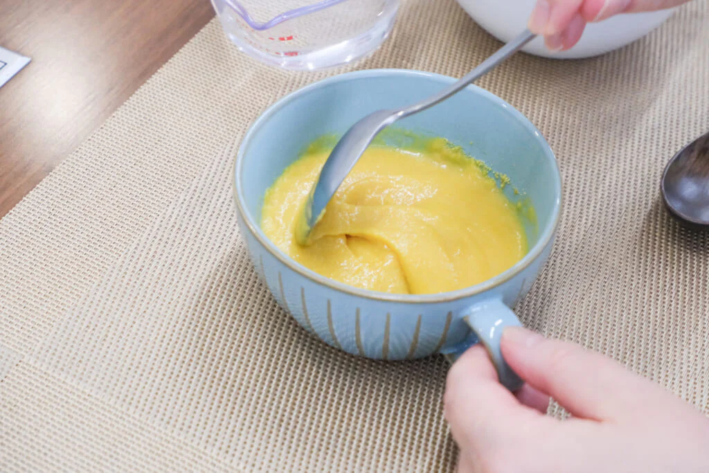 Nさんはお湯を全量入れて混ぜる派、Sさんはお湯を半分ずつ入れて粉末を練りながら混ぜる派と、作り方にもそれぞれ違いが！
