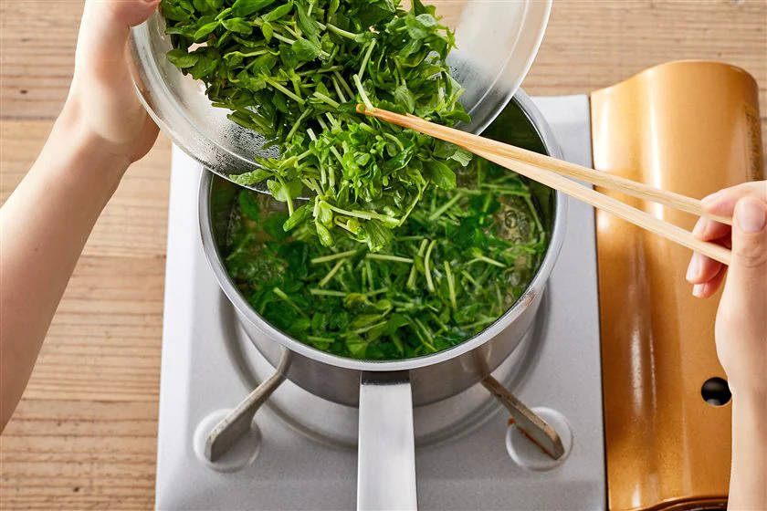 丸鶏ふわ玉豆苗スープのつくり方_2_1