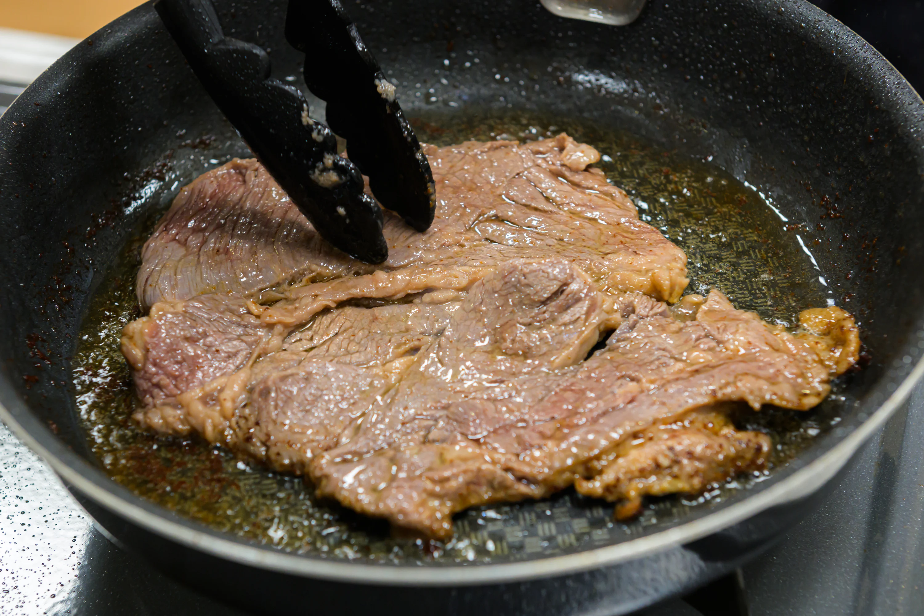 肉を焼いている様子