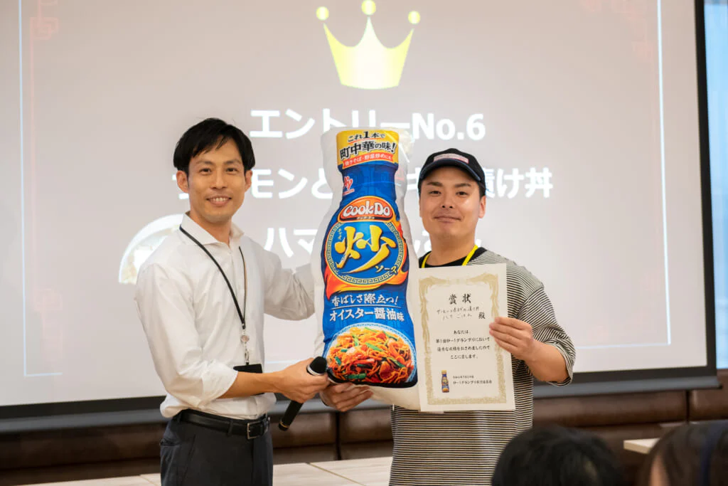 優勝者には、開発責任者の田中さんより、特製クッションと賞状が贈呈されました