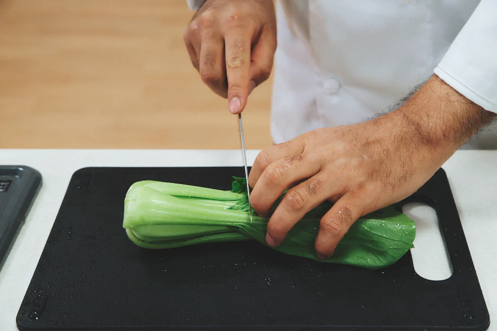 チンゲン菜は葉と茎に分ける。葉物野菜は加熱すると縮むため、一口大よりも少し大きめに切る。5cmくらいにすると食べ応えがあり、オススメ