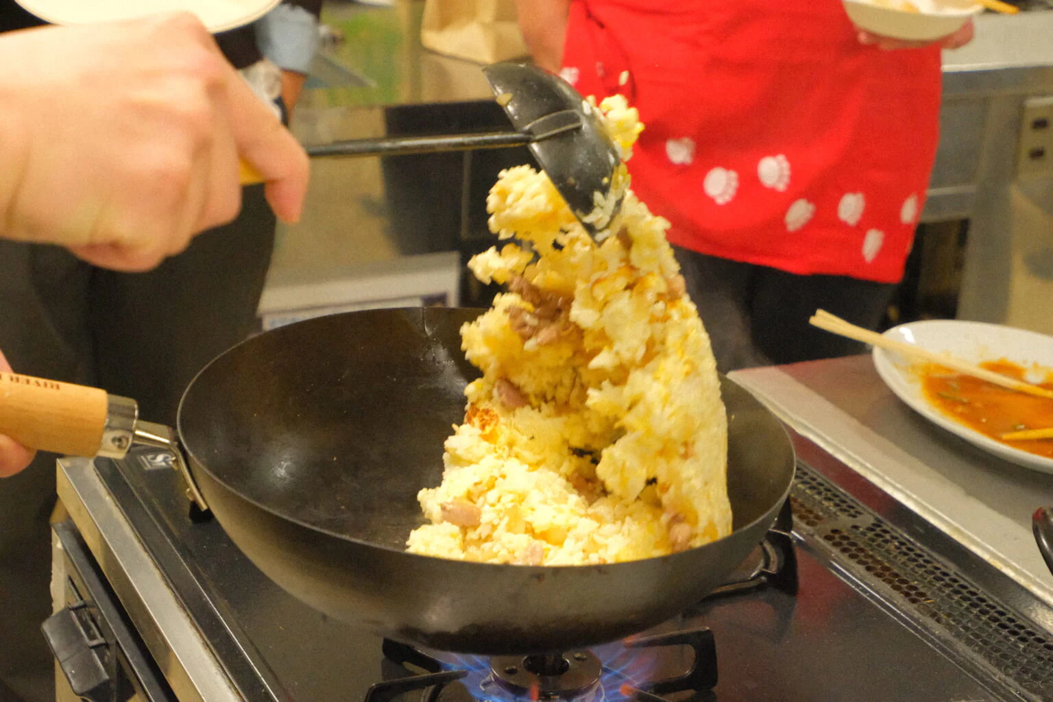社内の料理イベントで、自前のフライパンとお玉でチャーハンを振る舞う浅生さん