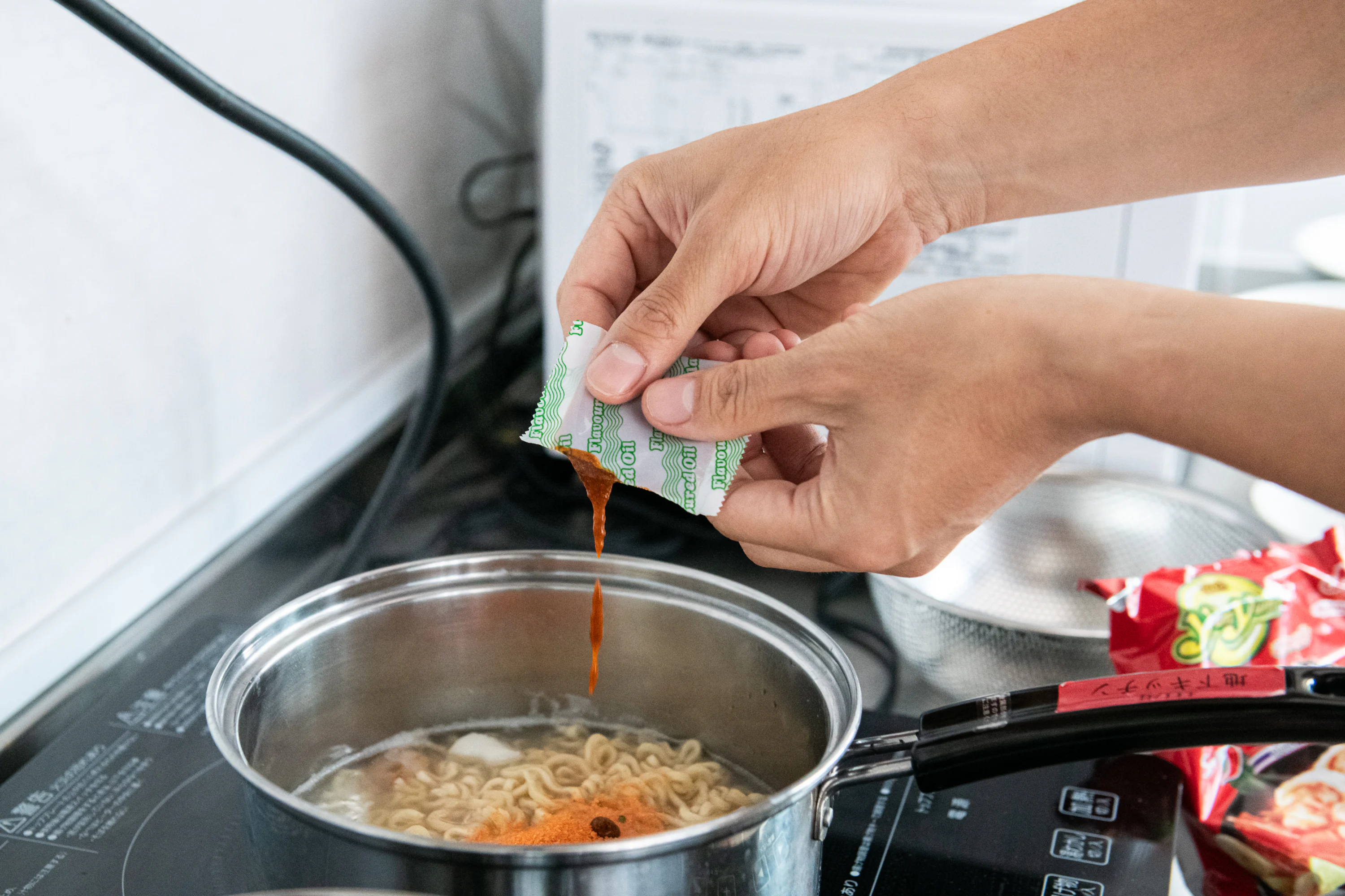 鍋に調味料をいれている様子