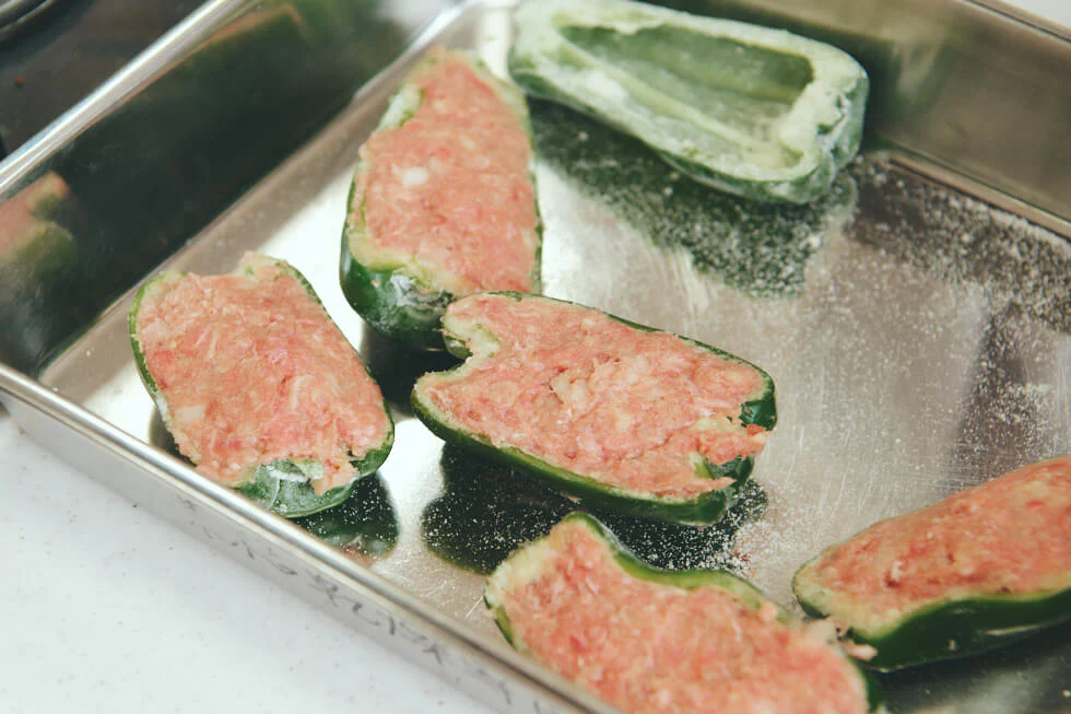 ピーマンに肉だねがすき間なく、ぎっしりと詰まっている