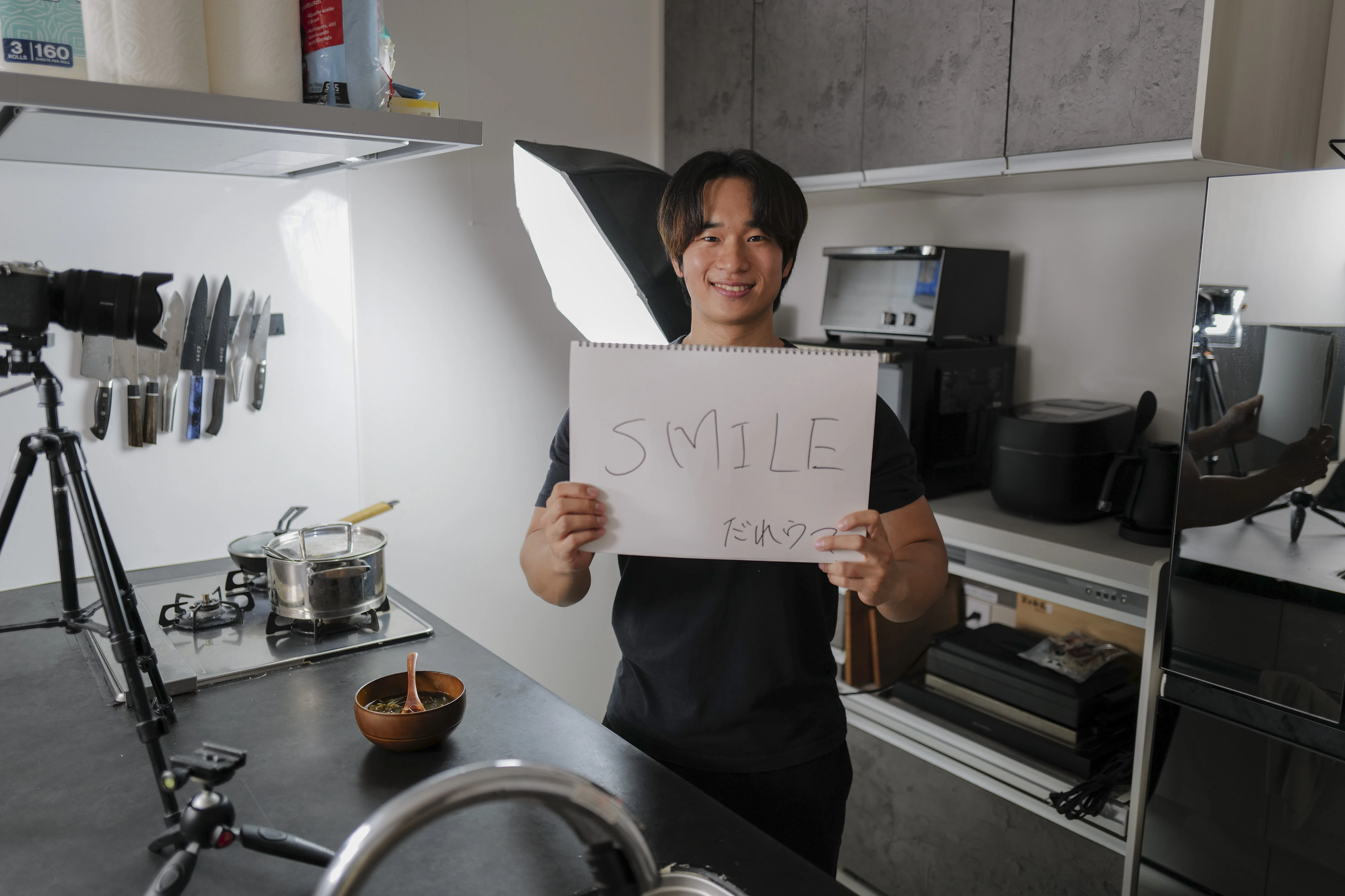 「SMILE」と書かれたスケッチブックを持つだれウマさん