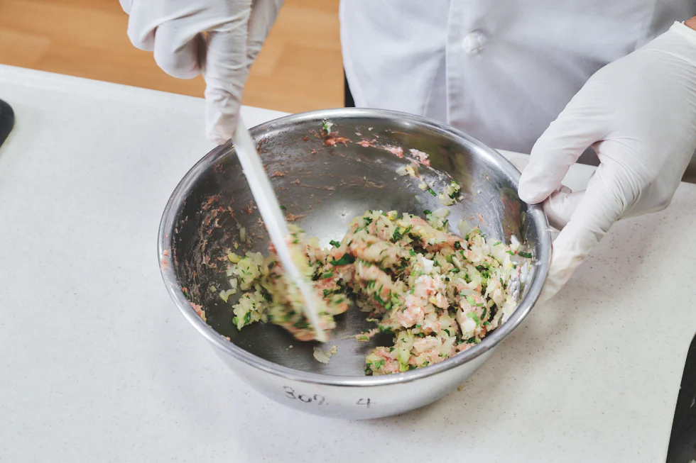 塩練りしたひき肉に調味料と野菜をすべて加え混ぜる。