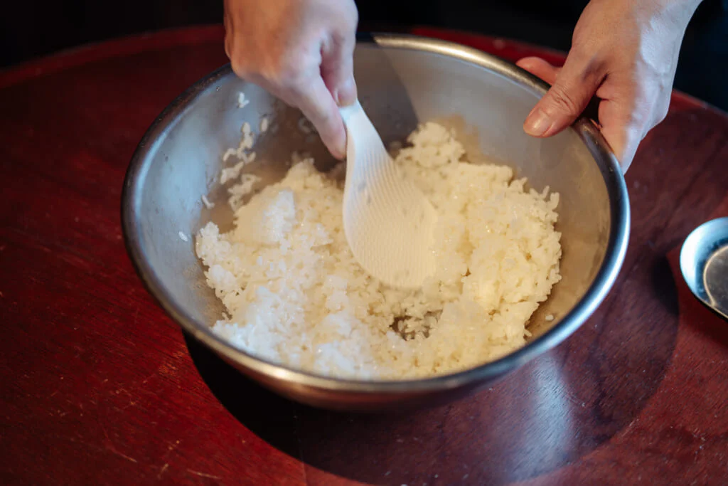 ご飯を炊くときの水分量は、寿司酢分を減らしておく。