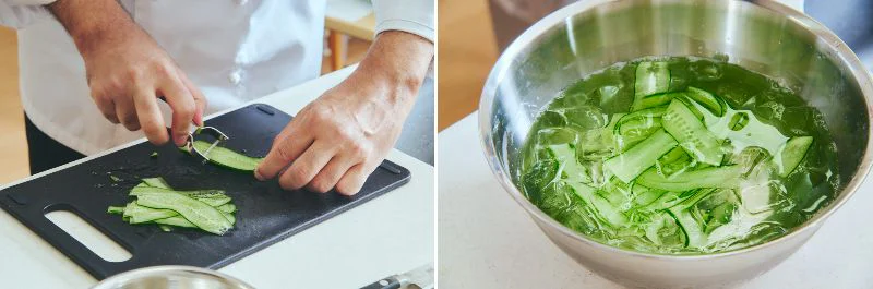 きゅうりを薄切りにして水にさらしている様子